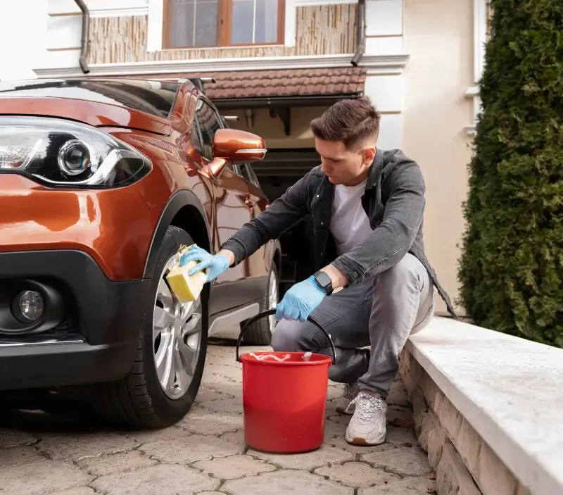 Lavage auto à domicile Montambert : professionnel intervenant sur un véhicule
